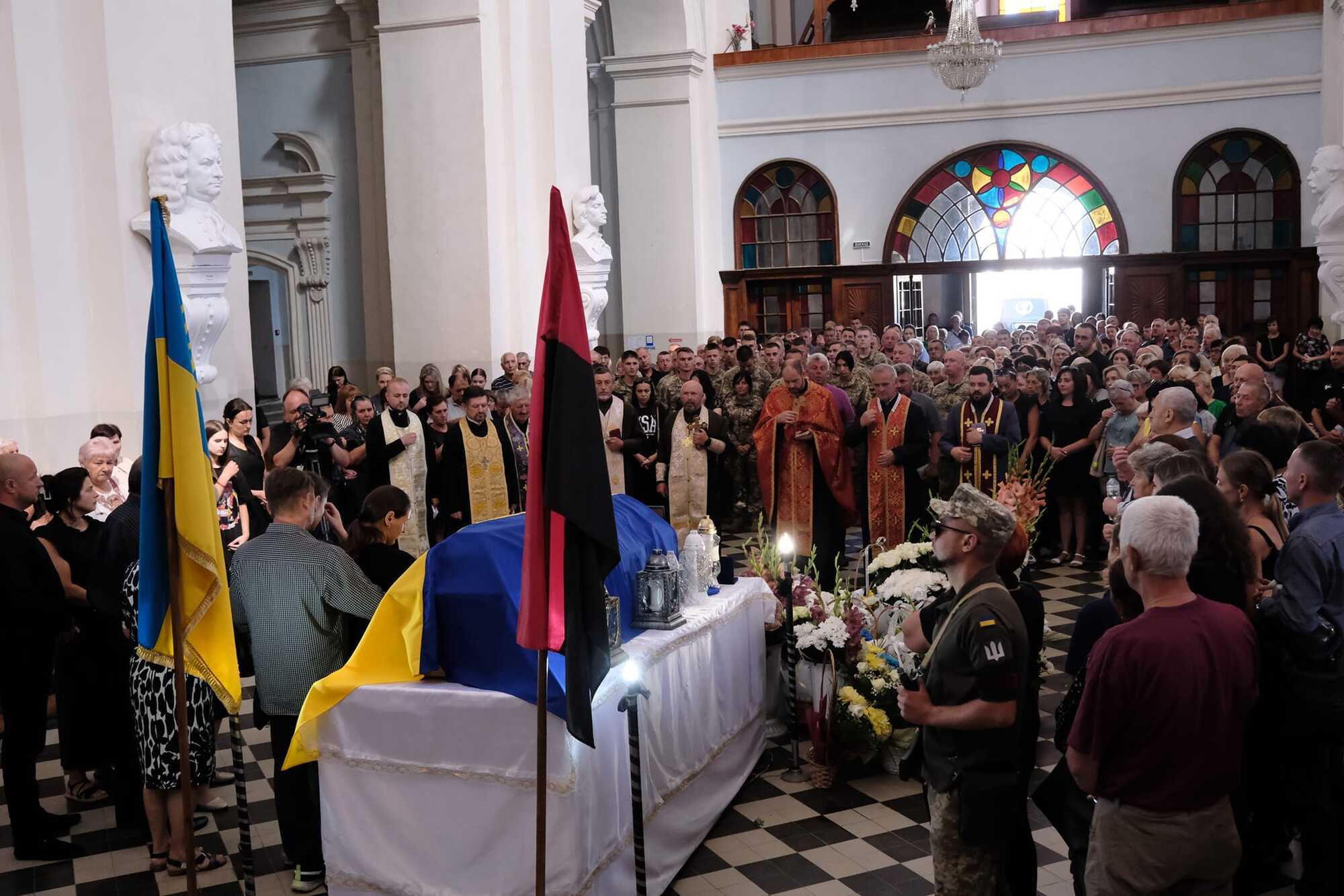 Мріяв стати пілотом: на Львівщині попрощалися з курсантом, який загинув під час навчань на літаку К-10 Swift. Фото
