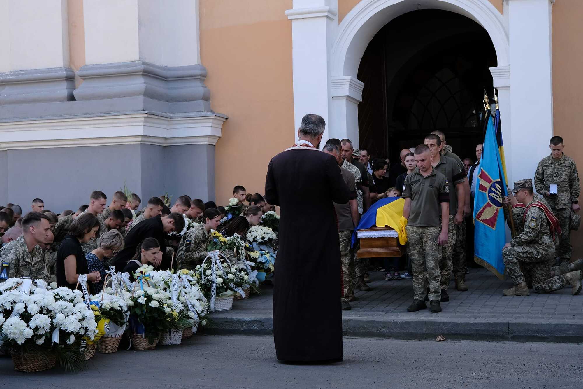 Мріяв стати пілотом: на Львівщині попрощалися з курсантом, який загинув під час навчань на літаку К-10 Swift. Фото
