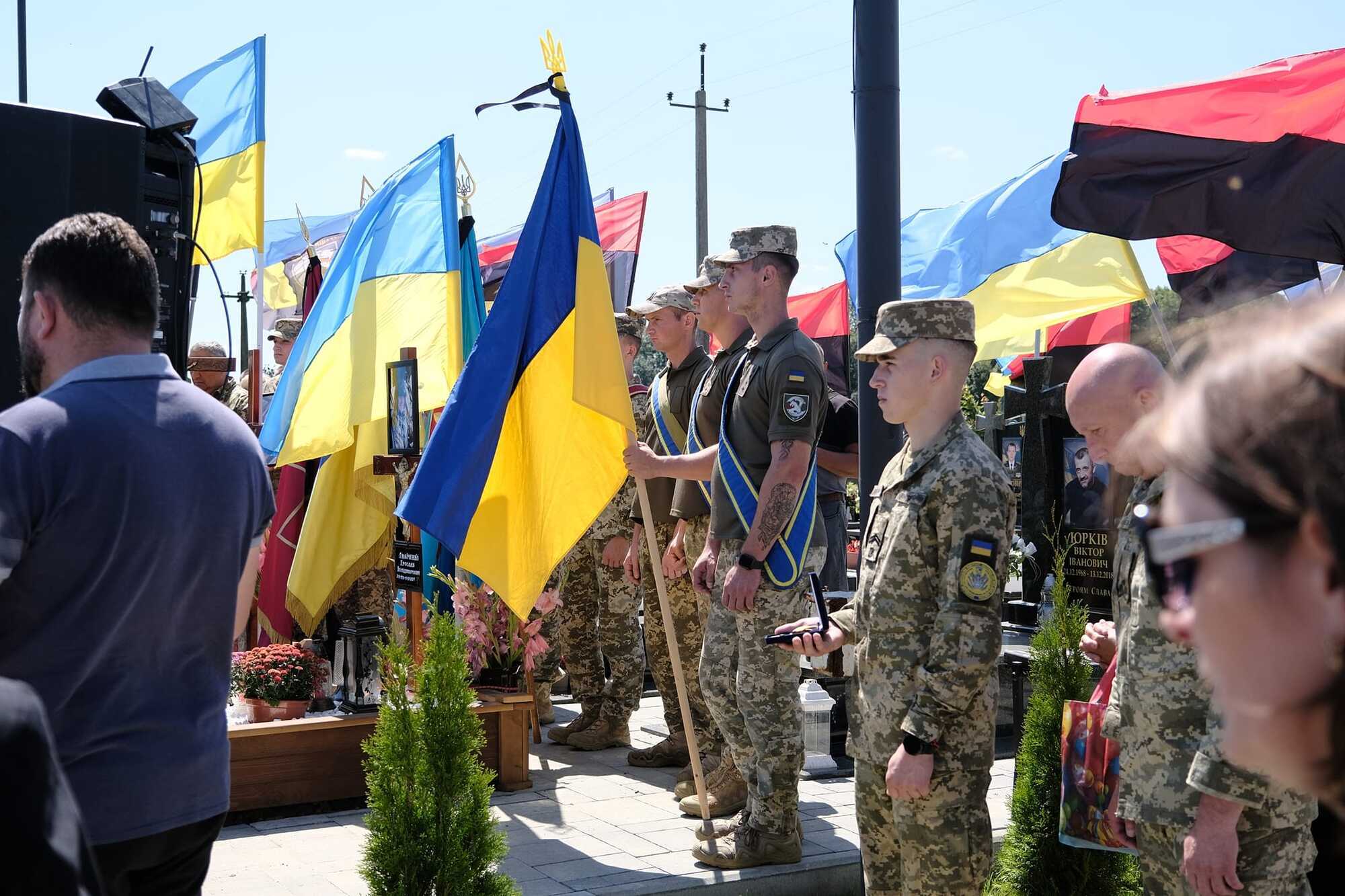 Мріяв стати пілотом: на Львівщині попрощалися з курсантом, який загинув під час навчань на літаку К-10 Swift. Фото
