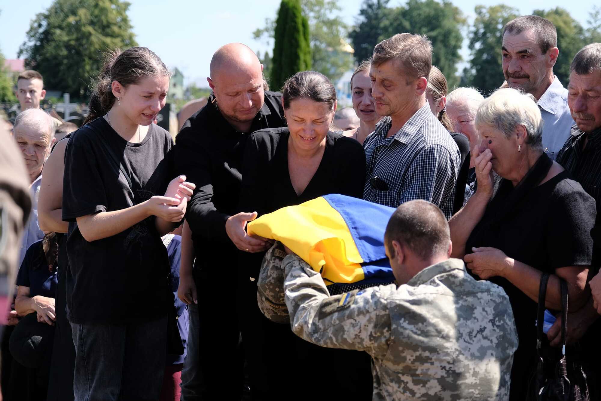 Мріяв стати пілотом: на Львівщині попрощалися з курсантом, який загинув під час навчань на літаку К-10 Swift. Фото
