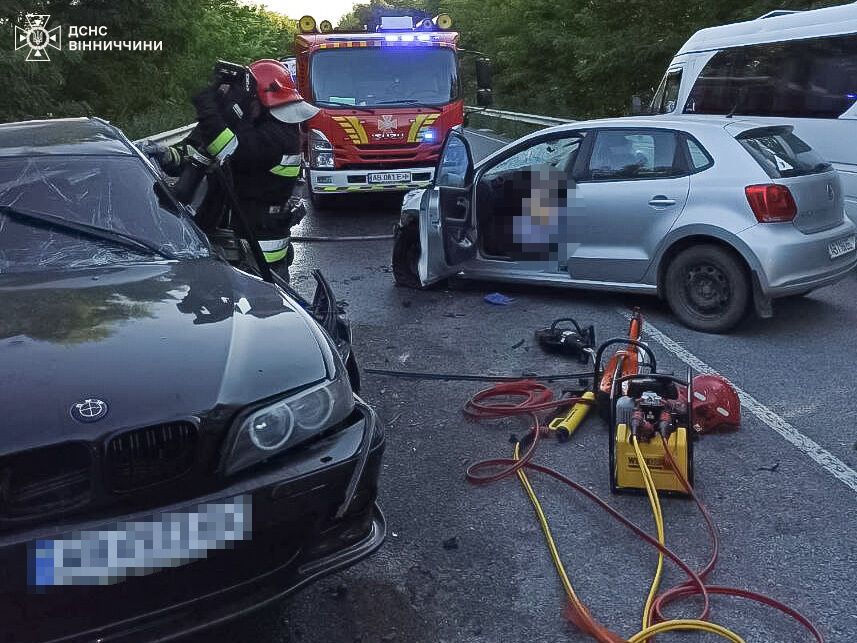 На Вінниччині внаслідок зіткнення авто загинули дві жінки: рятувальники розкрили деталі аварії. Фото