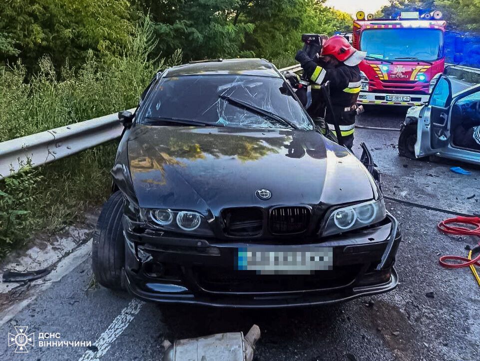 На Вінниччині внаслідок зіткнення авто загинули дві жінки: рятувальники розкрили деталі аварії. Фото