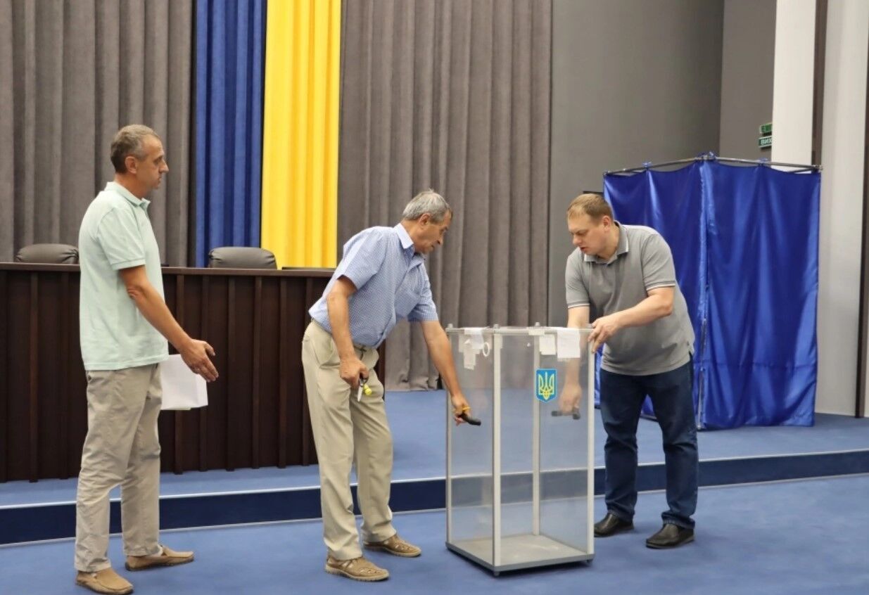 Підозрюваного у хабарництві голову Тернопільської облради протягом дня поновили на посаді та знову звільнили: що відбувається