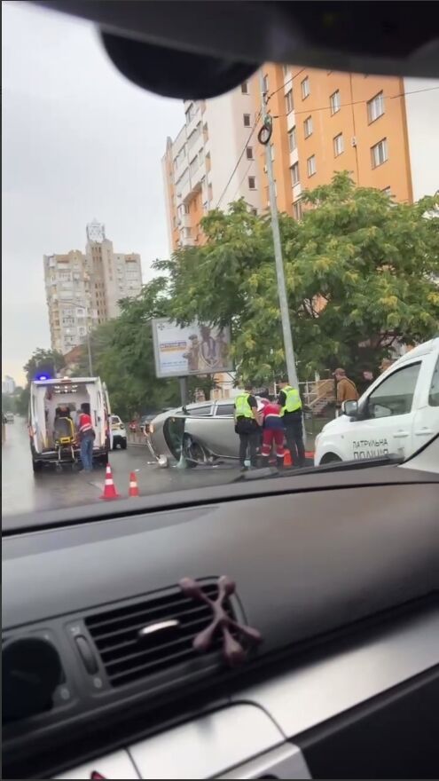 В Киеве возле Индустриального моста легковушка въехала в электроопору и перевернулась. Фото и видео