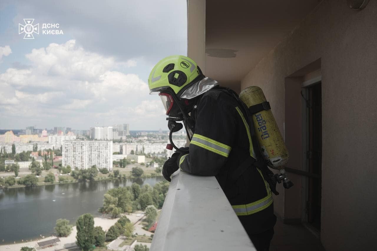 У Києві на Березняках сталась пожежа на 21 поверсі житлового будинку. Усі подробиці, фото і відео