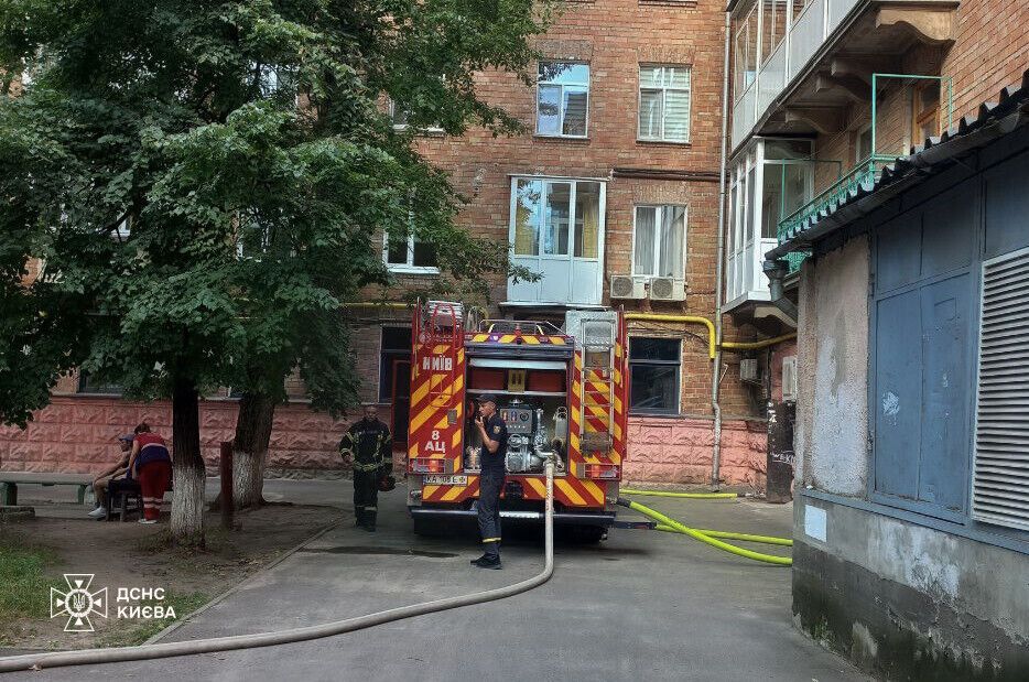 В Киеве во время пожара в пятиэтажке бойцы ГСЧС спасли девушку. Подробности и фото