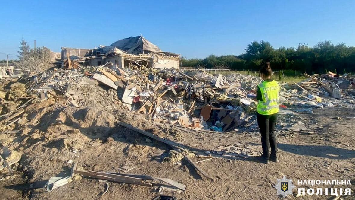 Опинилися під завалами: на Київщині  внаслідок ворожої атаки загинули чоловік і його чотирирічний син, є поранені. Фото й відео