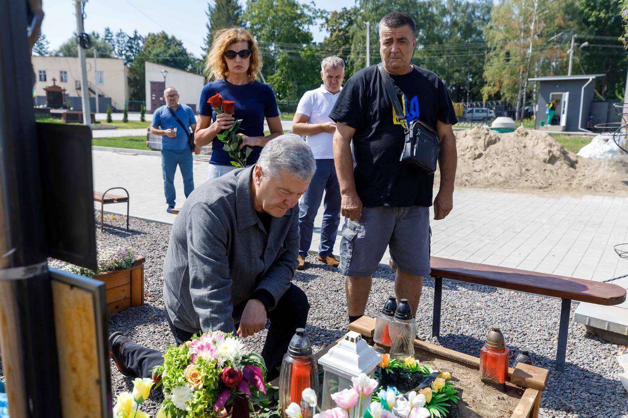 Мы помогли более 200 воинским частям: Порошенко в Черновцах рассказал о нуждах армии