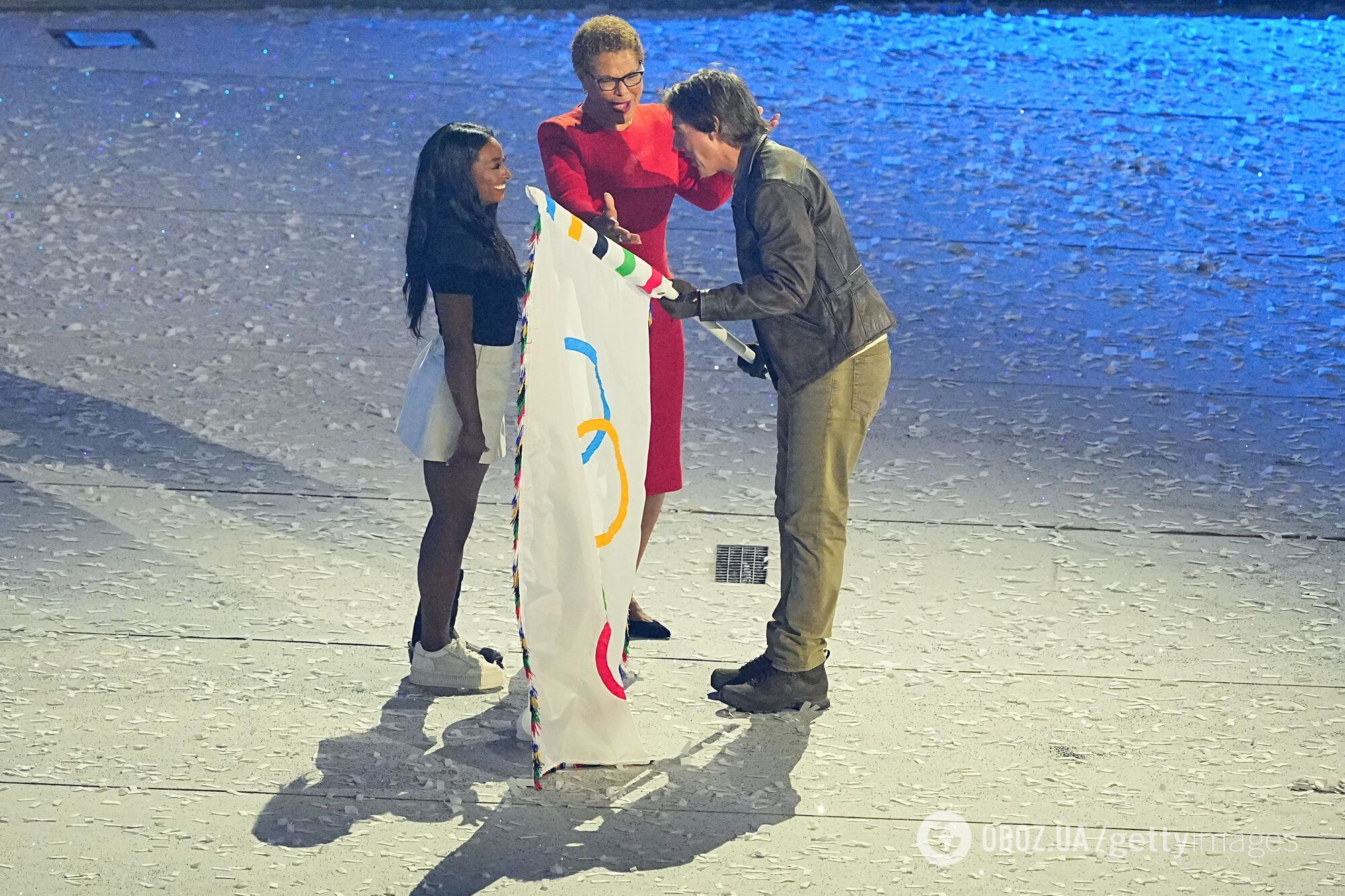 Том Круз зістрибнув із даху стадіону на закритті Олімпіади в Парижі і відвіз на мотоциклі прапор до Лос-Анджелеса. Фото і відео