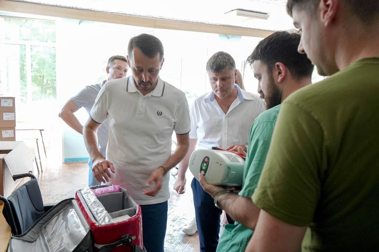 ВО "Батькивщина" передала новую партию техники воинам на фронте и оборудование для прифронтовых больниц