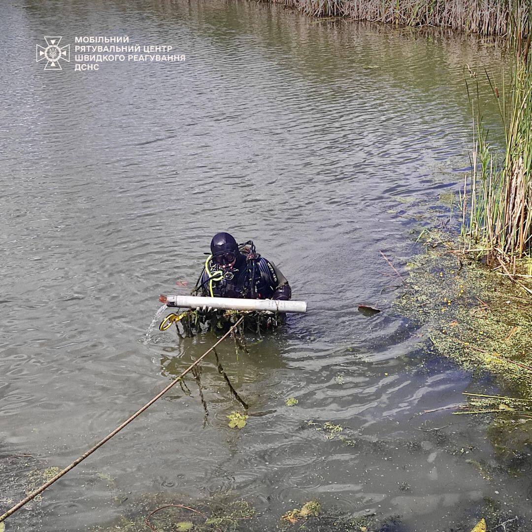 На Київщині сапери виявили у водоймі бойову частину авіаційної ракети. Подробиці і фото