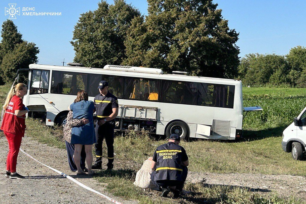 На Хмельниччині перекинувся автобус із дітьми: є загиблі і травмовані. Фото і відео