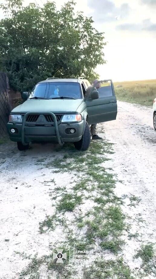 Про все скажуть обійми: в ДПСУ показали зворушливу зустріч доньок з батьком-прикордонником, який повернувся з фронту. Відео