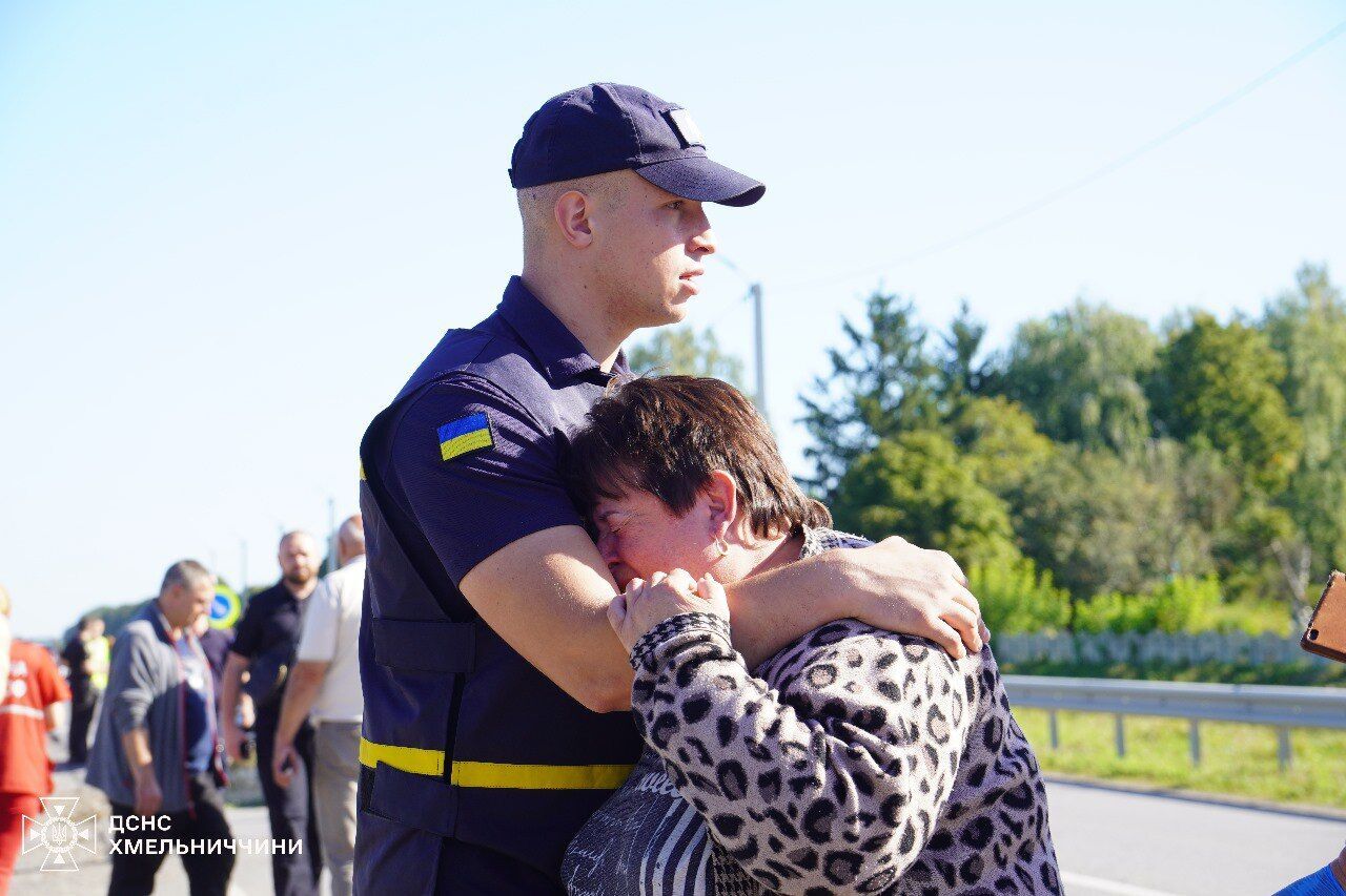 На Хмельниччині перекинувся автобус із дітьми: є загиблі і травмовані. Фото і відео