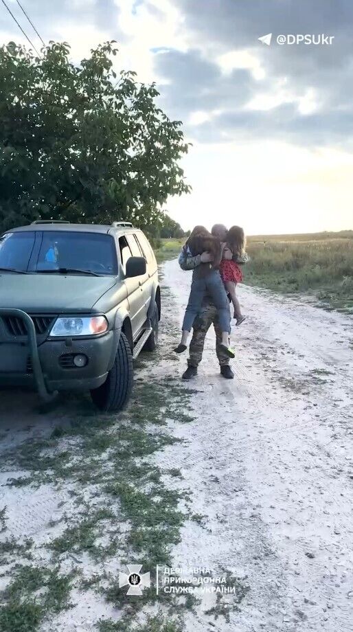 Про все скажуть обійми: в ДПСУ показали зворушливу зустріч доньок з батьком-прикордонником, який повернувся з фронту. Відео