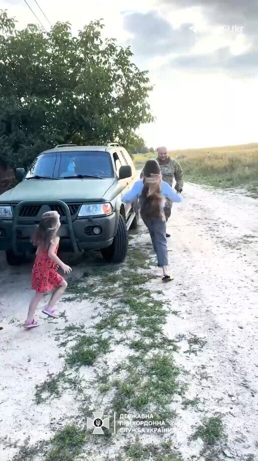 Про все скажуть обійми: в ДПСУ показали зворушливу зустріч доньок з батьком-прикордонником, який повернувся з фронту. Відео