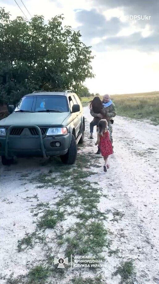 Про все скажуть обійми: в ДПСУ показали зворушливу зустріч доньок з батьком-прикордонником, який повернувся з фронту. Відео