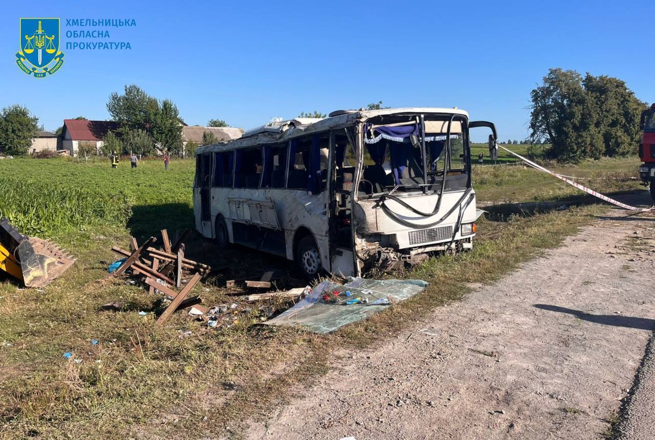 На Хмельниччині перекинувся автобус із дітьми: є загиблі і травмовані. Фото і відео