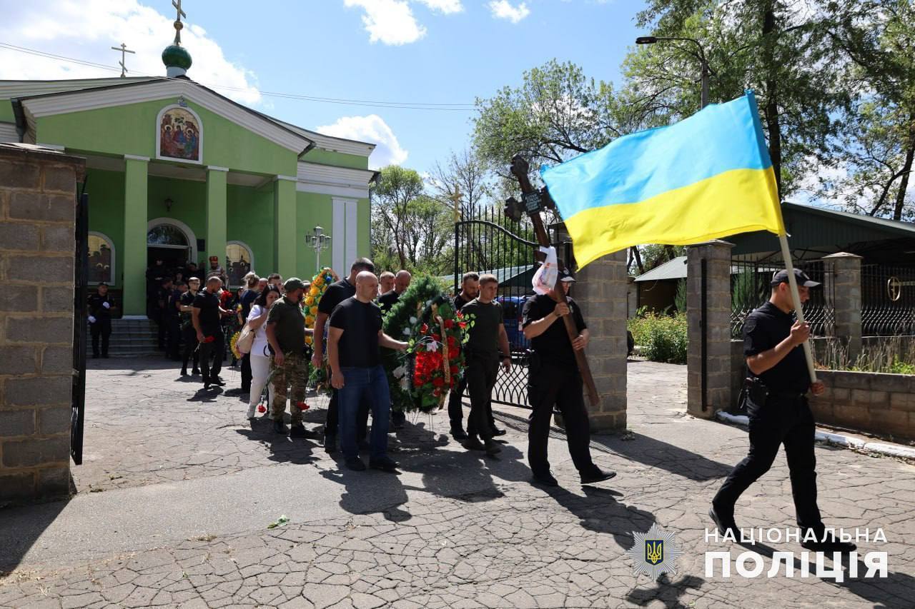 На Донеччині провели в останню путь поліцейського, який загинув під час ворожого обстрілу Костянтинівки. Фото