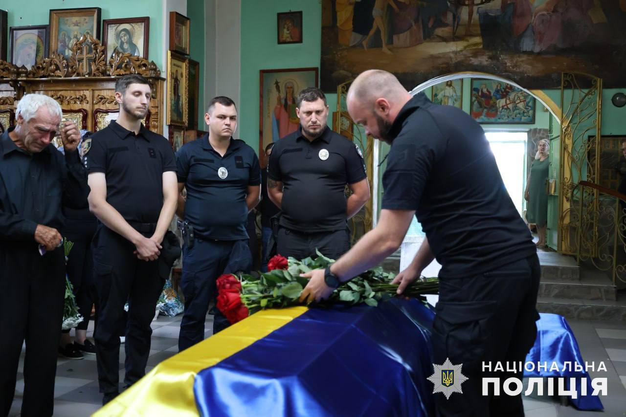 На Донеччині провели в останню путь поліцейського, який загинув під час ворожого обстрілу Костянтинівки. Фото