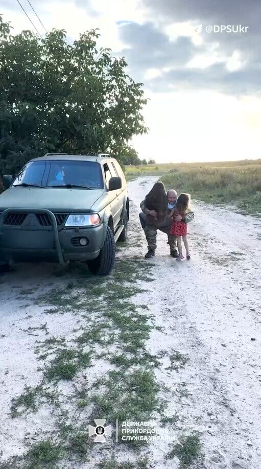 Про все скажуть обійми: в ДПСУ показали зворушливу зустріч доньок з батьком-прикордонником, який повернувся з фронту. Відео