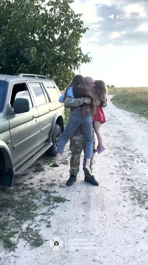 Про все скажуть обійми: в ДПСУ показали зворушливу зустріч доньок з батьком-прикордонником, який повернувся з фронту. Відео