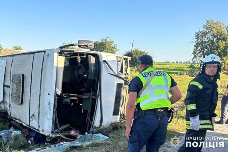 На Хмельниччині перекинувся автобус із дітьми: є загиблі і травмовані. Фото і відео