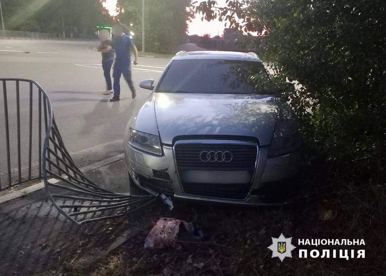 На Київщині легковик протаранив металеву огорожу та збив жінку-пішохода. Подробиці аварії та фото