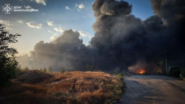 Горіли шини і суха трава: у Миколаєві спалахнула масштабна пожежа. Фото
