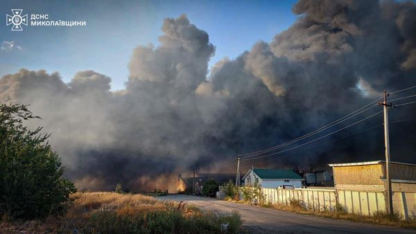 Горіли шини і суха трава: у Миколаєві спалахнула масштабна пожежа. Фото
