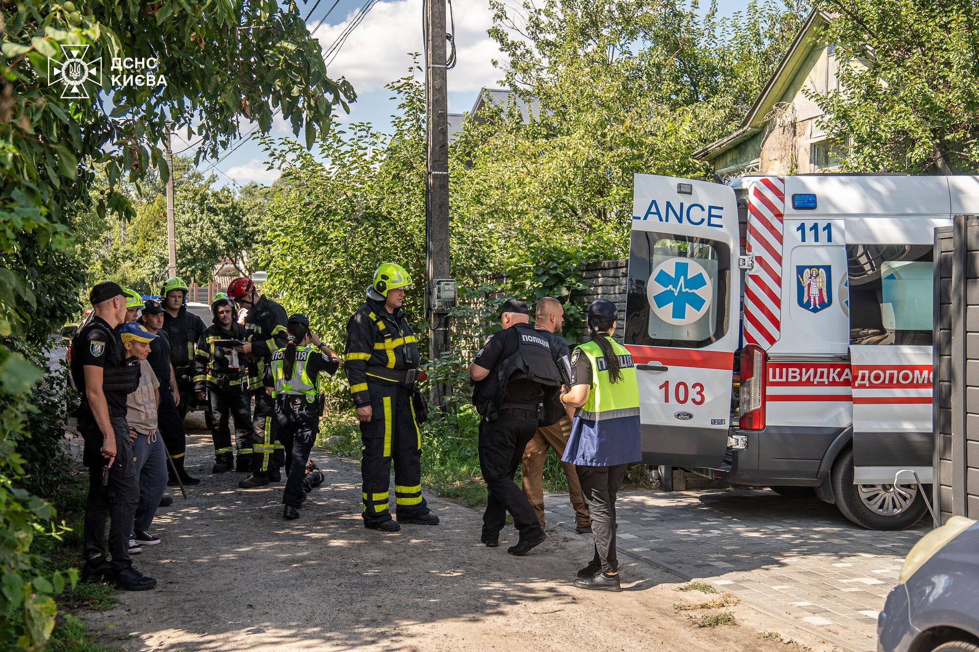 Упал в подвал и оказался под завалом: в Киеве спасатели пришли на помощь мужчине. Фото