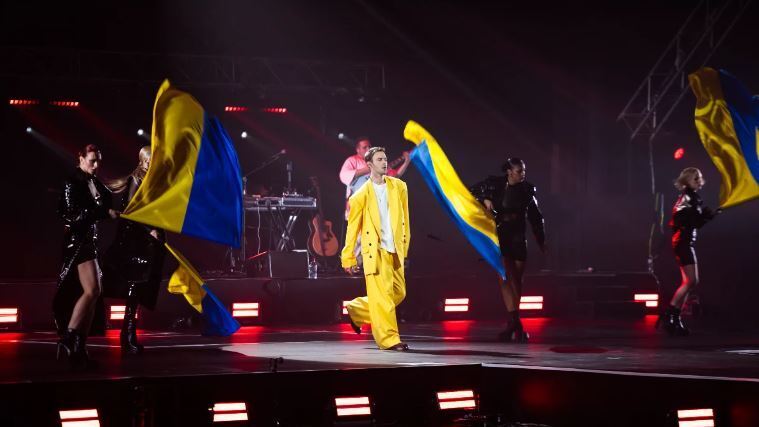 "Поки це таємниця". Макс Барських запросив друзів у кіно, де оголосив несподівану новину