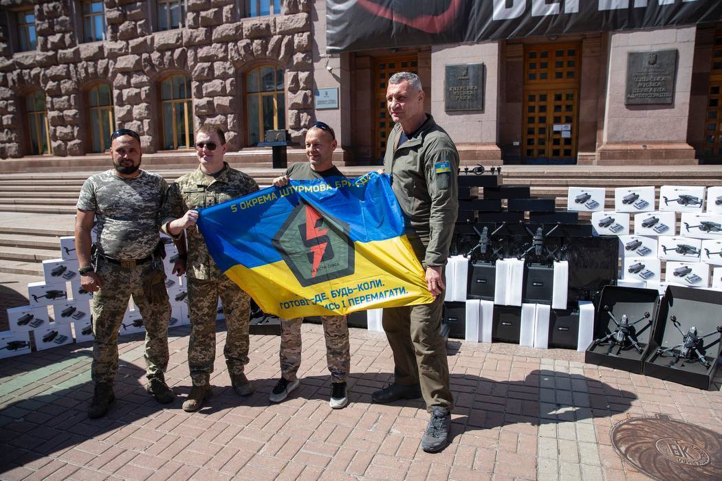 Робимо все можливе, щоб забезпечувати бійців необхідним обладнанням: Кличко передав військовим 600 БПЛА. Фото