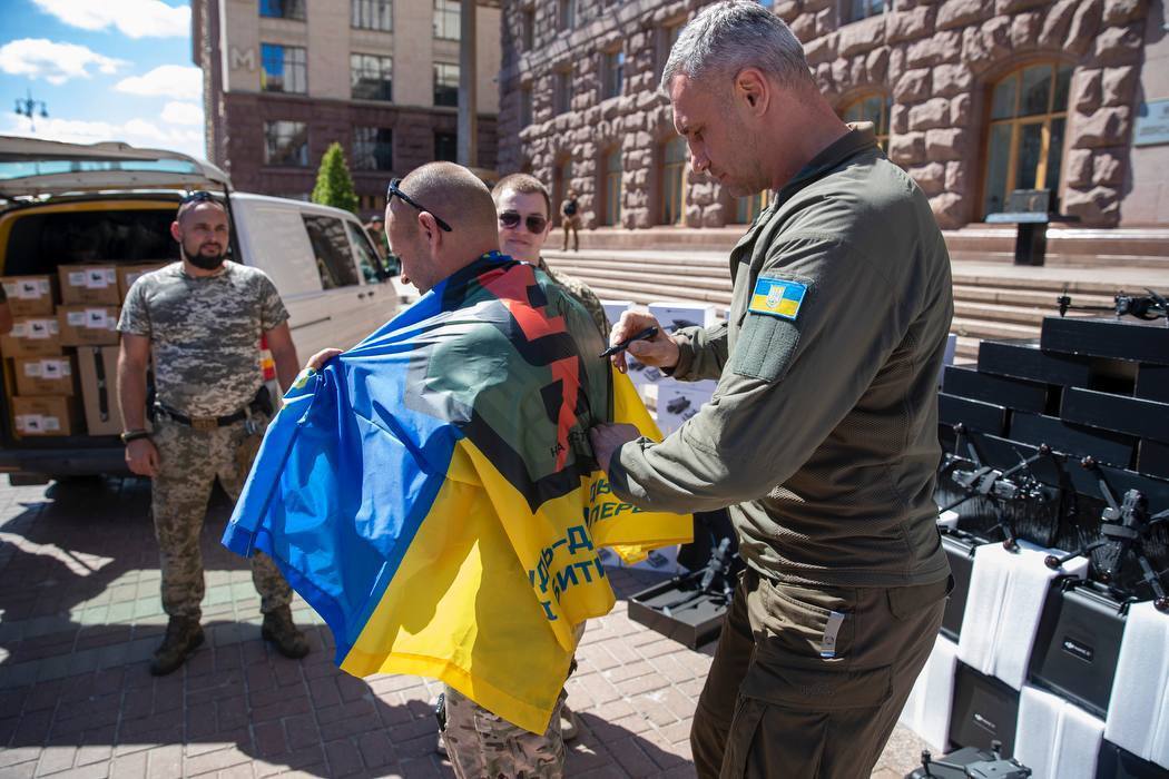 Робимо все можливе, щоб забезпечувати бійців необхідним обладнанням: Кличко передав військовим 600 БПЛА. Фото