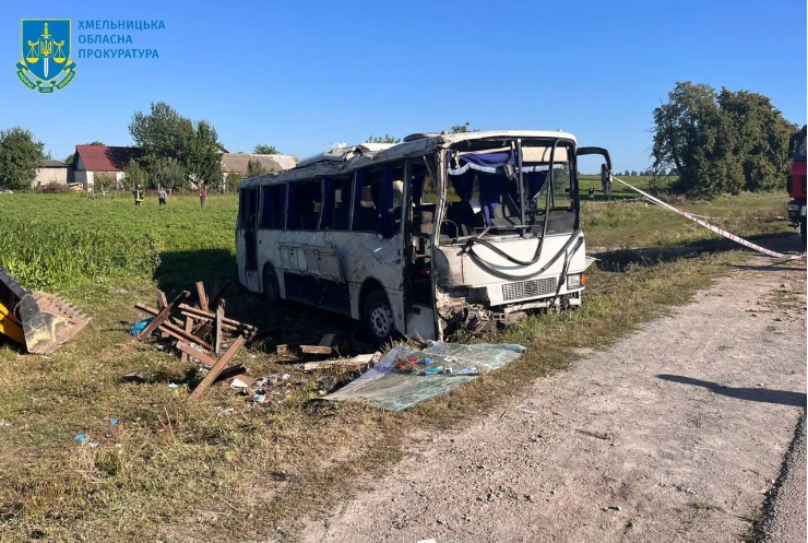 Автобус перевернулся и упал на металлические "ежи" возле дороги: на Хмельнитчине в смертельном ДТП погибли школьница и учительница