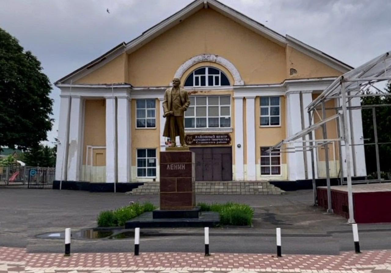 В городе Суджа на Курщине "упал" памятник Ленину: сеть отреагировала мемами. Фото