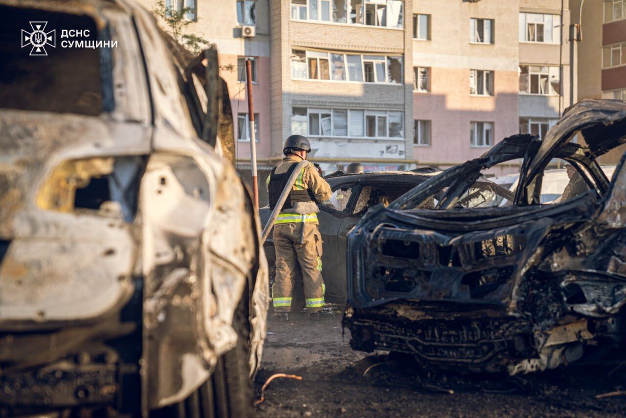 Росіяни ракетою вдарили по житловому масиву в Сумах: рятувальники завершили аварійно-відновлювальні роботи. Фото і відео