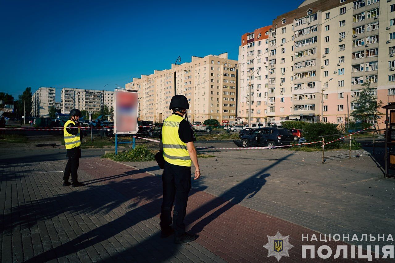 Росіяни ракетою вдарили по житловому масиву в Сумах: рятувальники завершили аварійно-відновлювальні роботи. Фото і відео