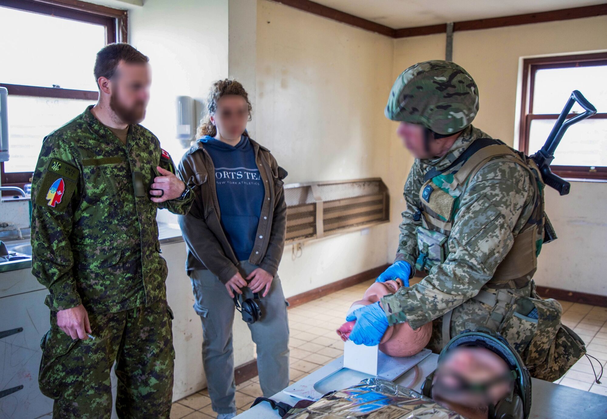 Канадские инструкторы по тактической медицине учат украинских военных спасать жизнь: фоторепортаж