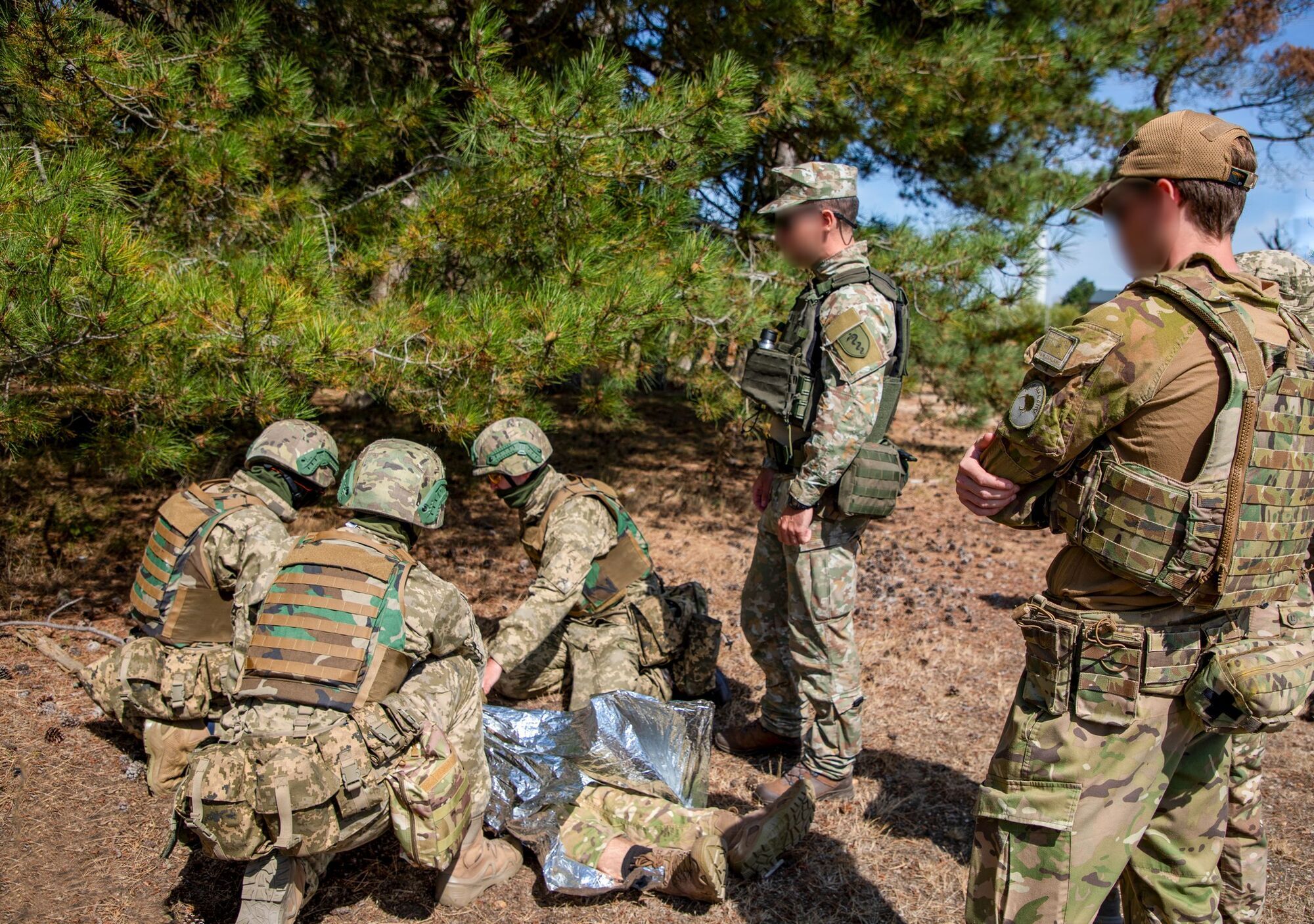 Канадские инструкторы по тактической медицине учат украинских военных спасать жизнь: фоторепортаж