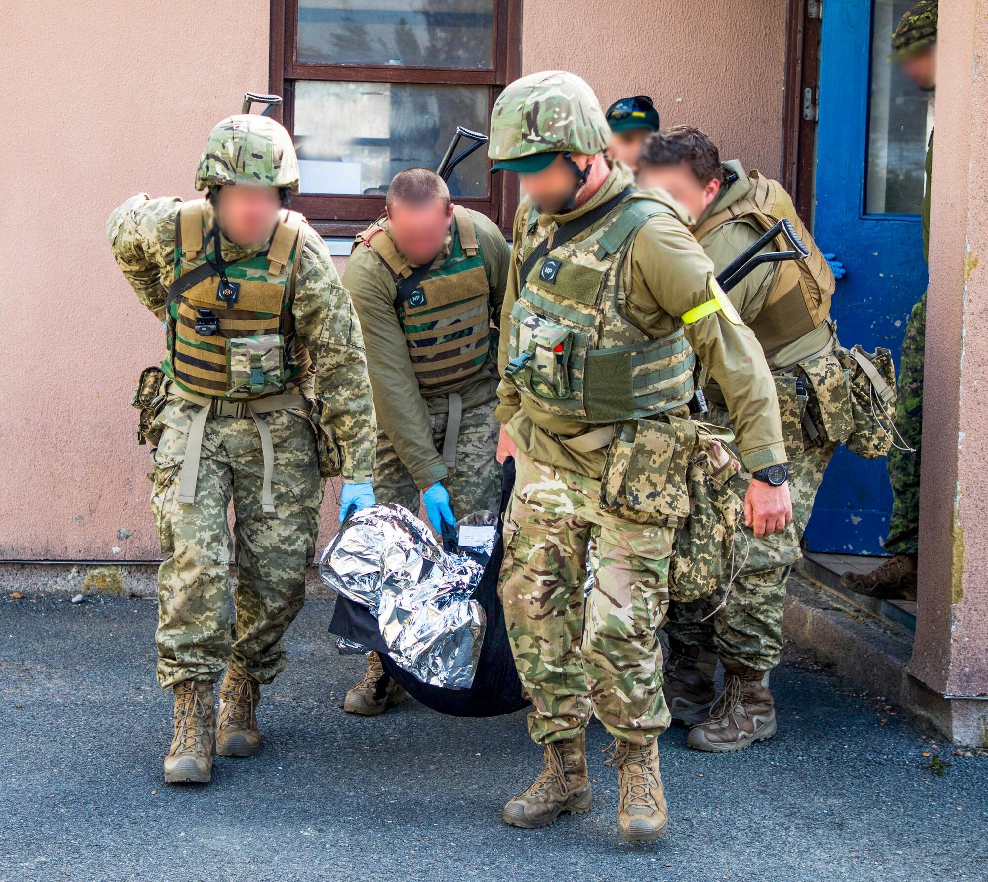 Канадские инструкторы по тактической медицине учат украинских военных спасать жизнь: фоторепортаж