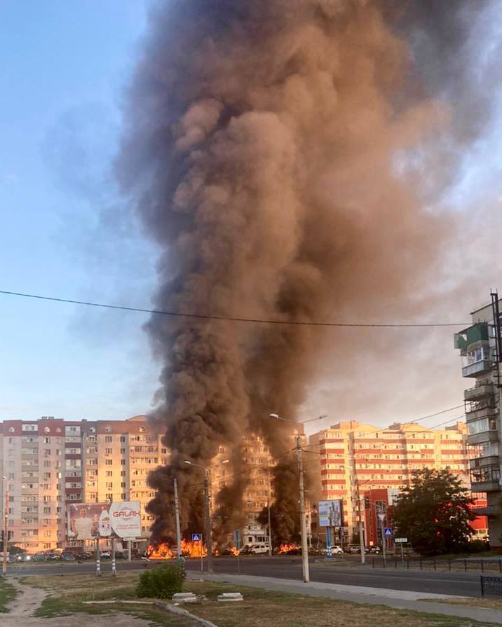 Армія Росії ракетою ударила по житловому масиву у Сумах: фото та відео з місця подій