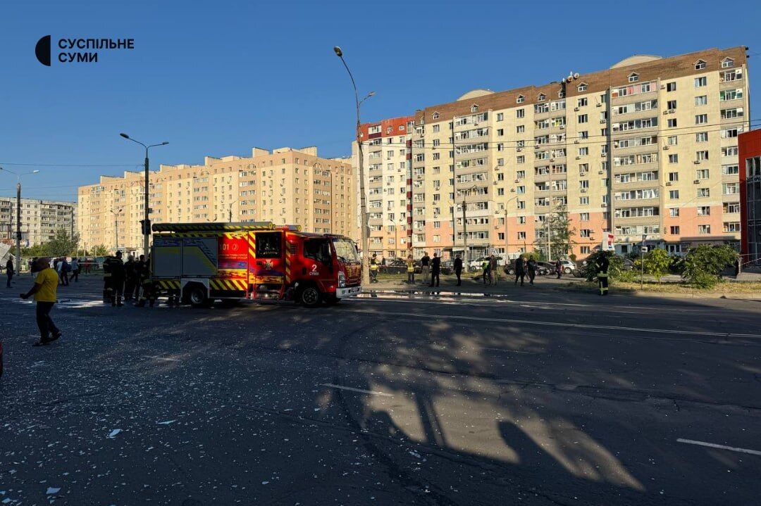 Армія Росії ракетою ударила по житловому масиву у Сумах: фото та відео з місця подій