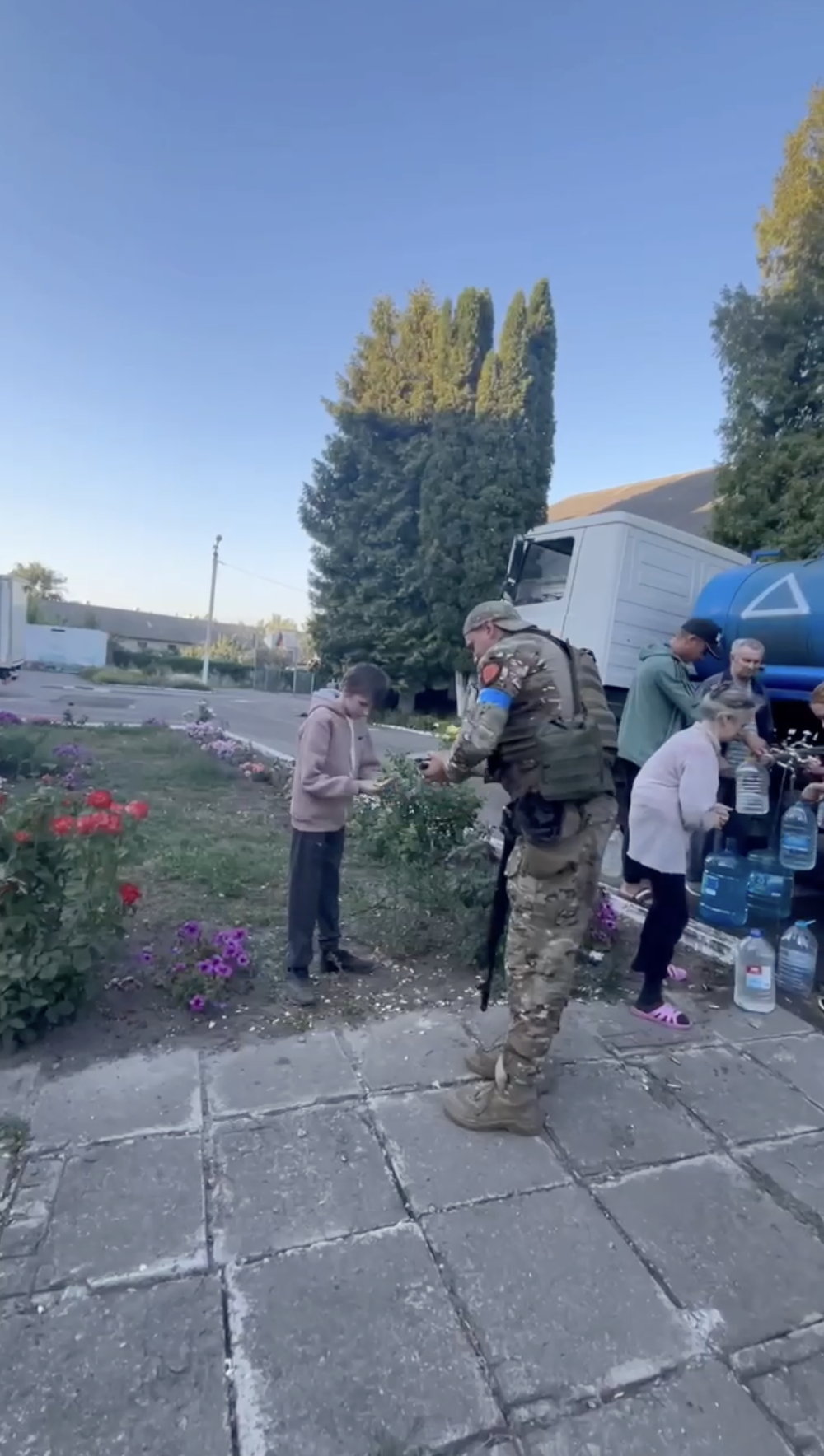 "На здоровье": в сети показали, как украинский воин угощает ребенка вкусностями в Курской области. Видео