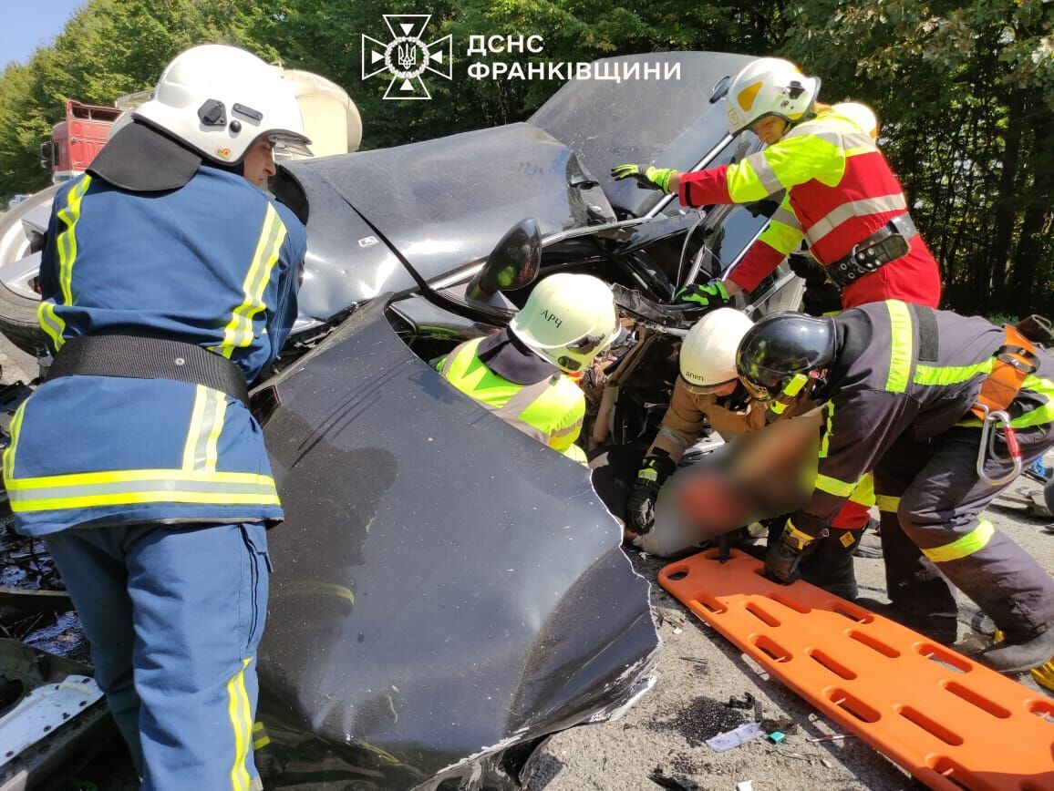 На Прикарпатті сталася ДТП за участю двох легковиків: є загиблі та постраждалі. Фото