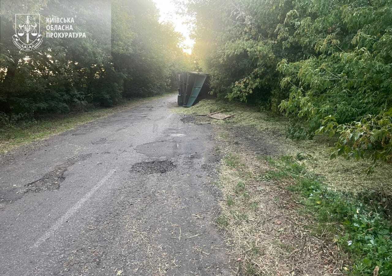 На Київщині п’яний водій вантажівки не впорався із керуванням та перекинувся: загинула дитина