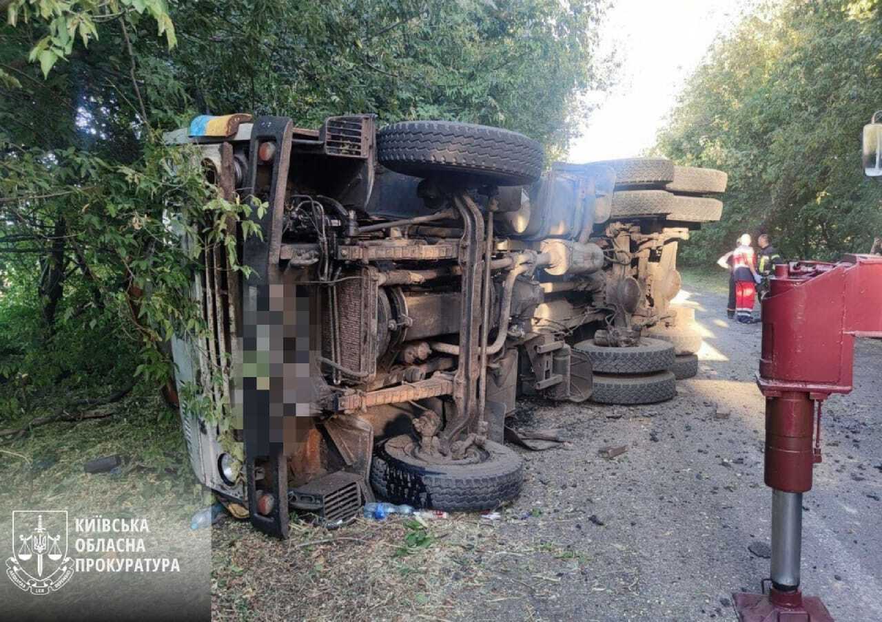 На Київщині п’яний водій вантажівки не впорався із керуванням та перекинувся: загинула дитина