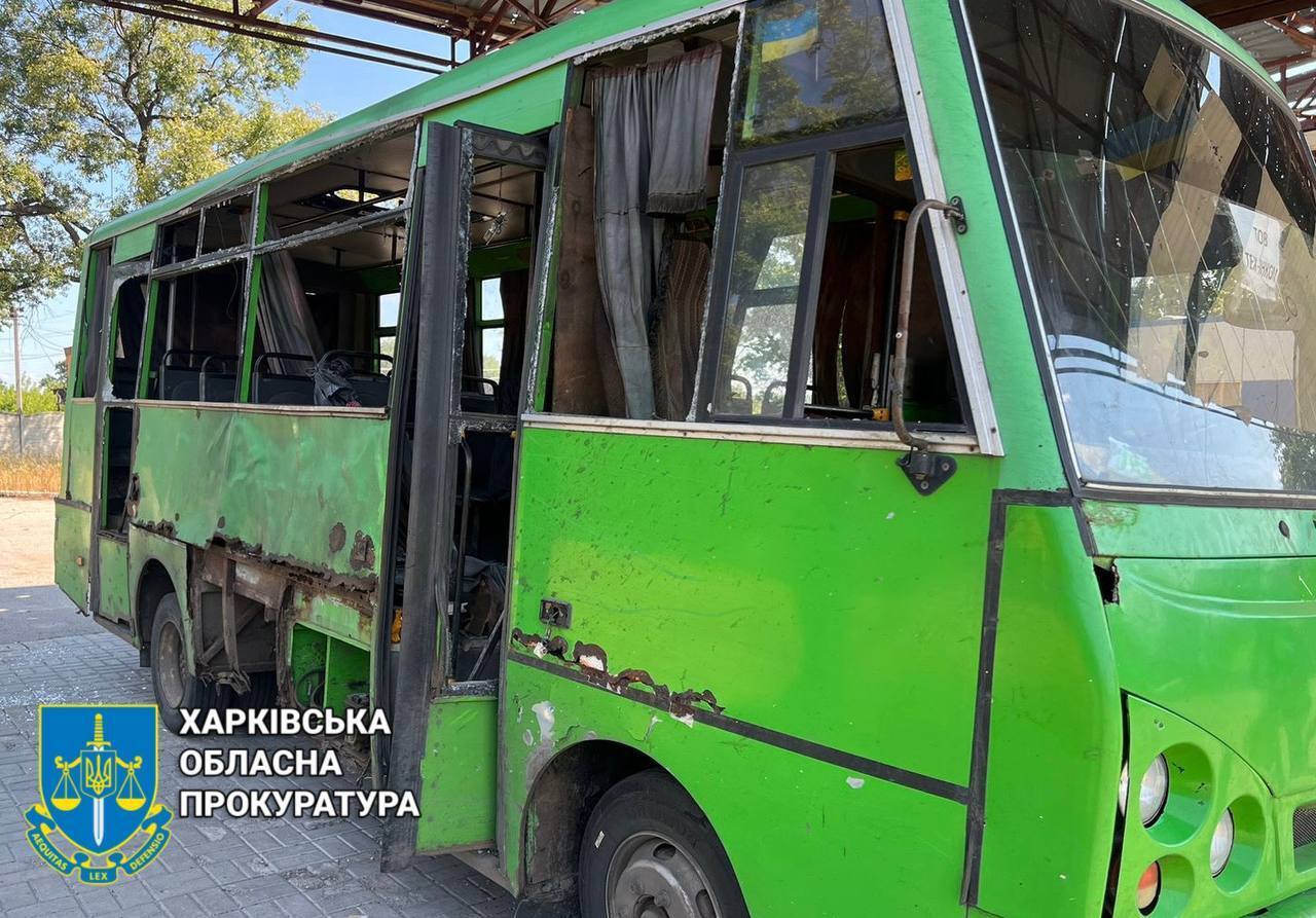 Оккупанты ударили по автобусу с людьми на Харьковщине, есть прилет и возле жилого дома: количество раненых выросло. Фото