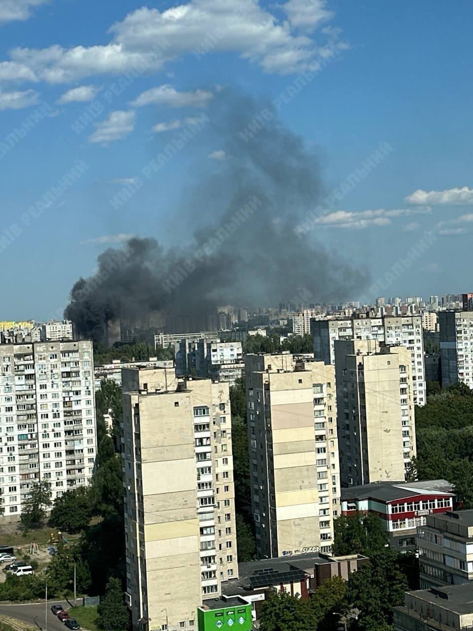 В Киеве на Борщаговке произошел пожар: заметен черный столб дыма. Подробности и фото