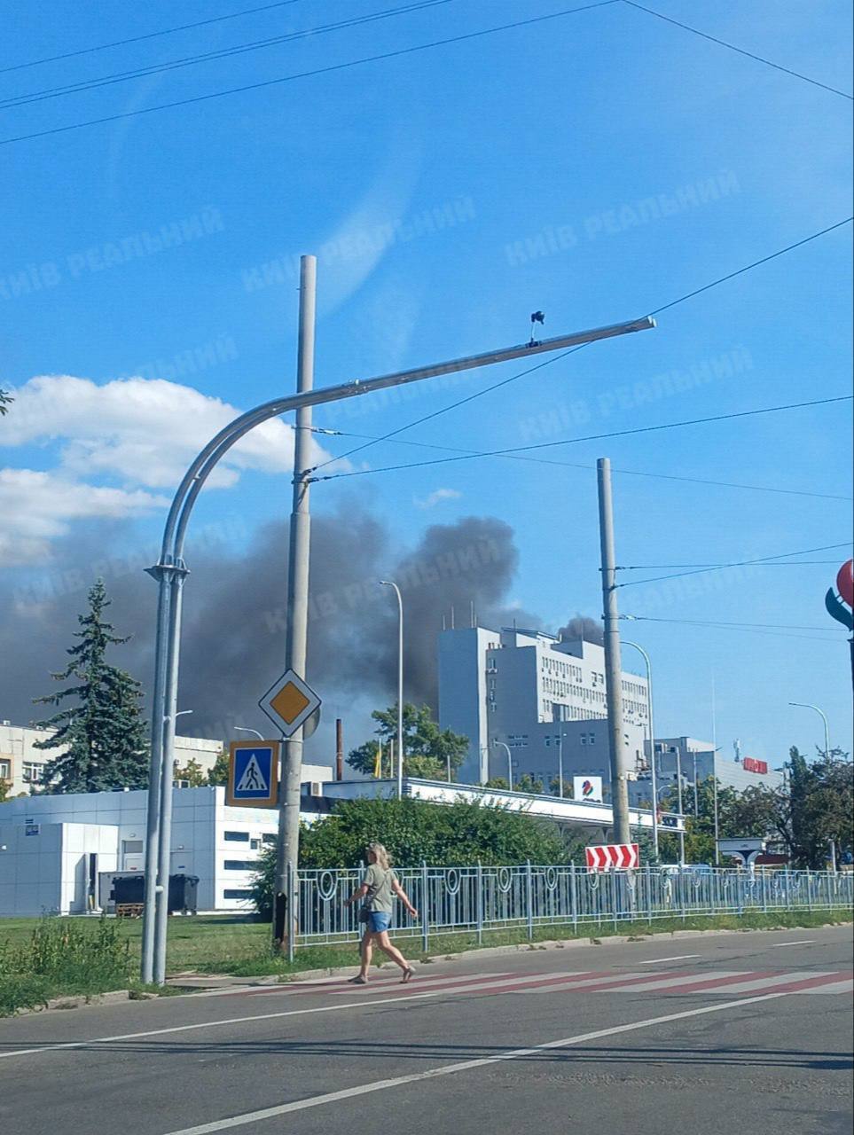 В Киеве на Борщаговке произошел пожар: заметен черный столб дыма. Подробности и фото